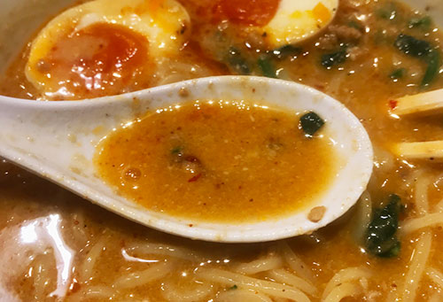 担々麺の濃厚スープ